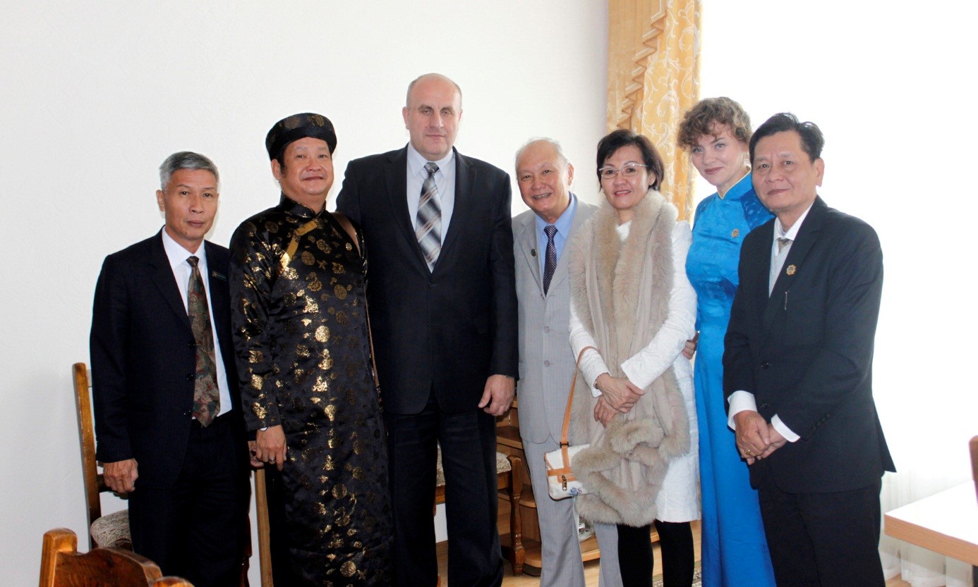 Ngài Rybakov Thứ trưởng Bộ Văn hóa Thông tin Belarus tiếp và chụp ảnh lưu niệm với đoàn đại biểu Đại học Bình Dương