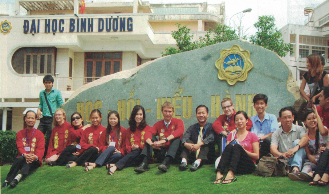 TS Cao Việt Hiếu – Phó Hiệu trưởng – Giám đốc đối ngoại chụp ảnh lưu niệm với các học viên cao học Hoa Kỳ đến giao lưu với sinh viên Đại học Bình Dương 1068x632